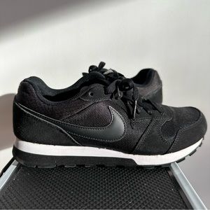 Nike MD Runner 2 in Black Sz W7
